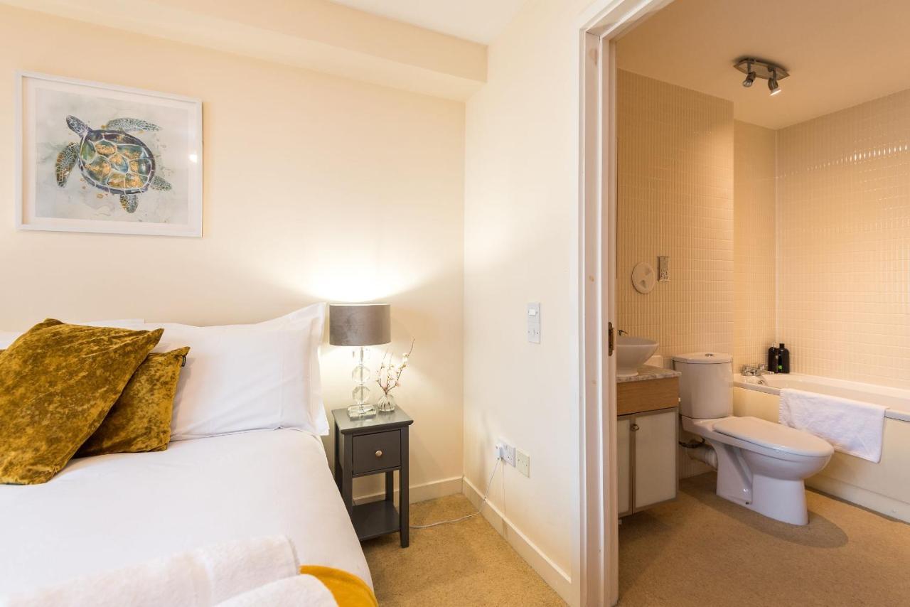 Elegant 2 Bedroom City Centre Apartment - Free Parking - Private Balcony Edimburgo Esterno foto