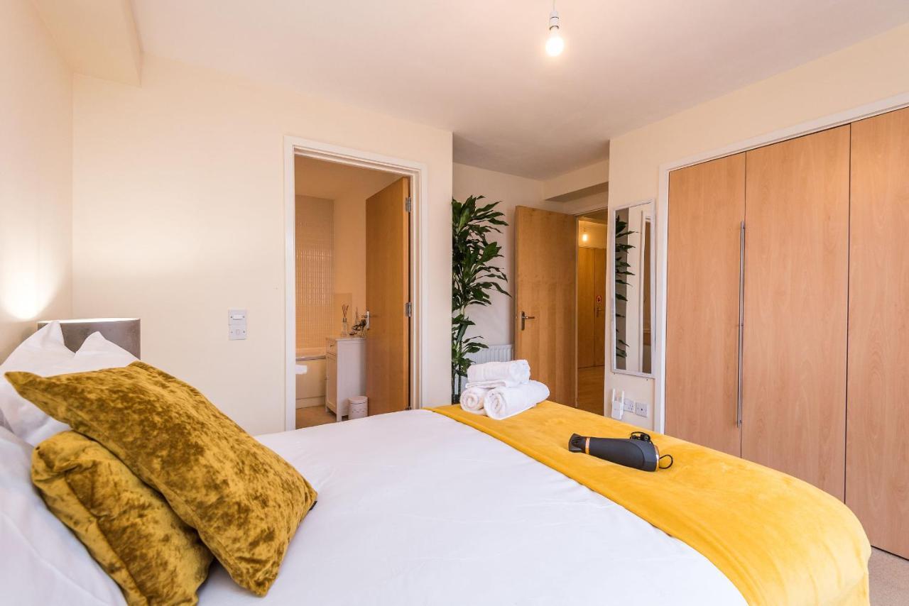 Elegant 2 Bedroom City Centre Apartment - Free Parking - Private Balcony Edimburgo Esterno foto