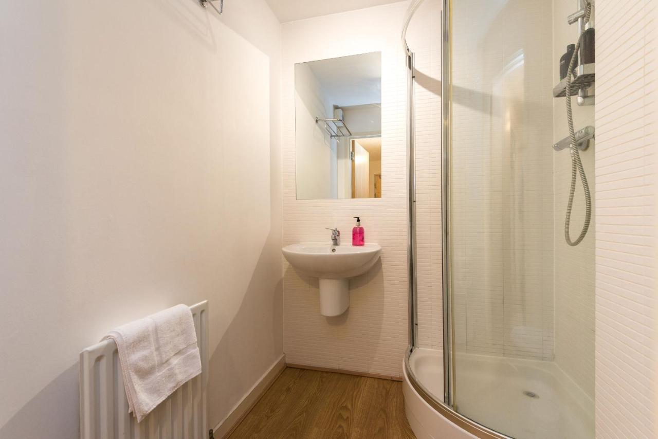 Elegant 2 Bedroom City Centre Apartment - Free Parking - Private Balcony Edimburgo Esterno foto