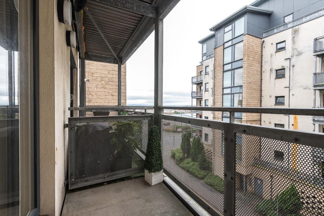 Elegant 2 Bedroom City Centre Apartment - Free Parking - Private Balcony Edimburgo Esterno foto